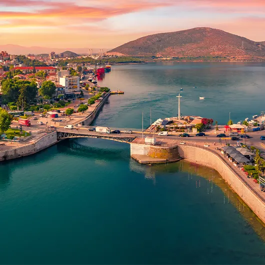 Belle vue de la ville de Chalcis avec l'ancien pont de Chalkida Belle vue de la ville de Chalcis avec l'ancien pont de Chalkida