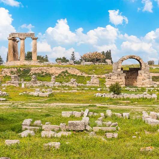 Belle vue des ruines du temple d'Apollon dans l'ancienne ville de Corinthe Belle vue des ruines du temple d'Apollon dans l'ancienne ville de Corinthe
