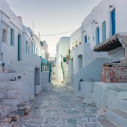 Belle vue de la ruelle de Folegandros avec bâtiments blanchis à la chaux Belle vue de la ruelle de Folegandros avec bâtiments blanchis à la chaux