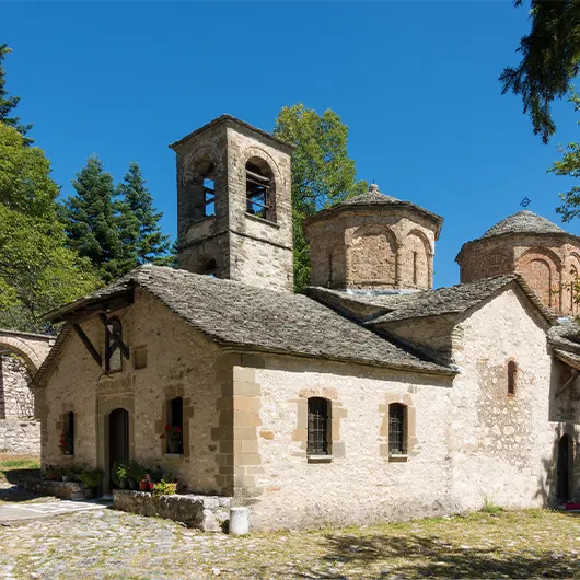 Bela vista da igreja antiga na aldeia Spilaio Bela vista da igreja antiga na aldeia Spilaio