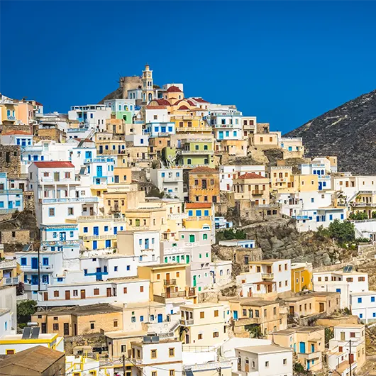 Vista bonita de las casas coloridas en el tradicional pueblo antiguo de Olympos en la isla de Karpathos Vista bonita de las casas coloridas en el tradicional pueblo antiguo de Olympos en la isla de Karpathos