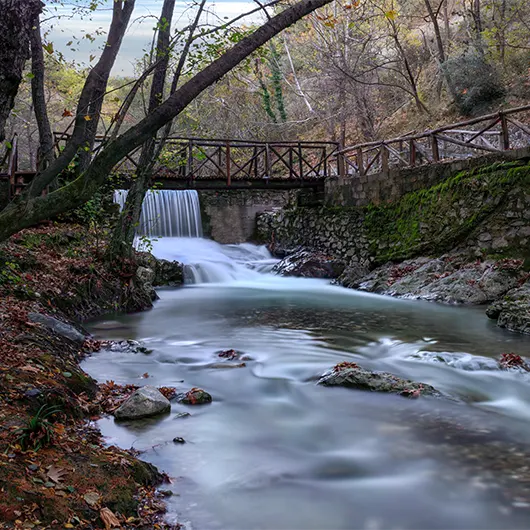 Belle vue de la cascade et du lac dans le village de Goumenissa à Kilkis Belle vue de la cascade et du lac dans le village de Goumenissa à Kilkis