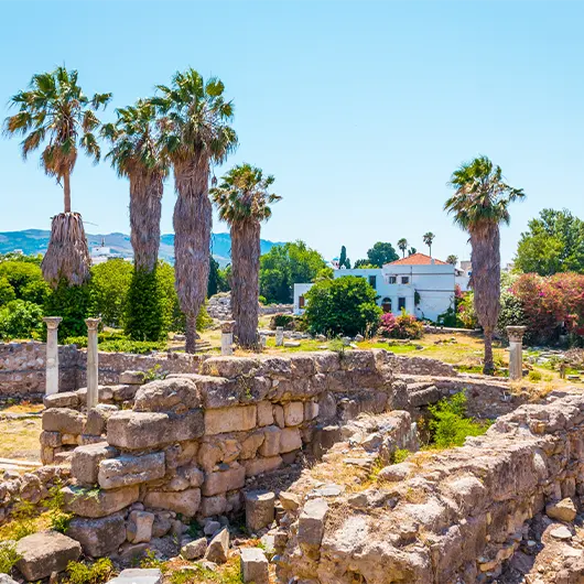 Vista bonita de las ruinas de la antigua Ágora en la ciudad de Kos Vista bonita de las ruinas de la antigua Ágora en la ciudad de Kos