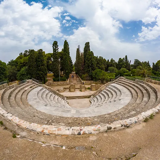 Vista bonita del antiguo teatro romano odeón de Kos Vista bonita del antiguo teatro romano odeón de Kos