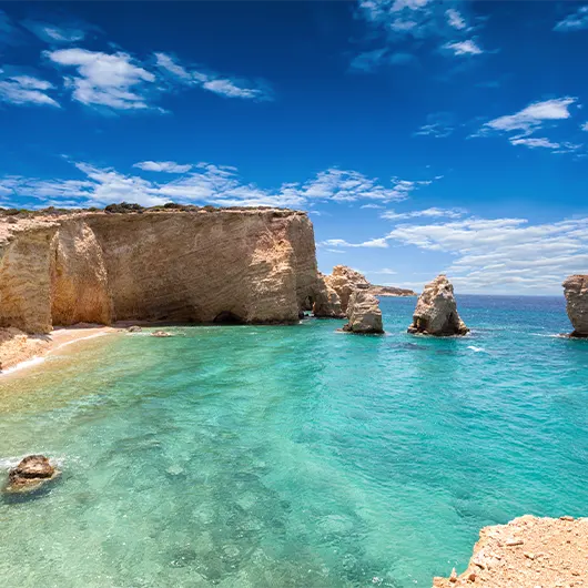 Bela vista da praia Paraíso com águas esmeralda na ilha de Kato Koufonisi Bela vista da praia Paraíso com águas esmeralda na ilha de Kato Koufonisi