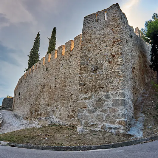 Bella vista del castello medievale della città di Lamia Bella vista del castello medievale della città di Lamia