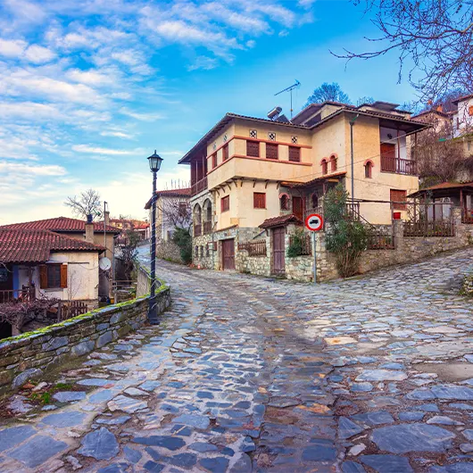Vista bonita del antiguo pueblo histórico de Ampelakia Vista bonita del antiguo pueblo histórico de Ampelakia