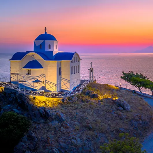 Vista bonita de la pequeña iglesia de Agios Nikolaos Vista bonita de la pequeña iglesia de Agios Nikolaos