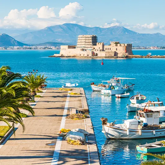 Vista bonita del puerto de la ciudad de Nafplio Vista bonita del puerto de la ciudad de Nafplio
