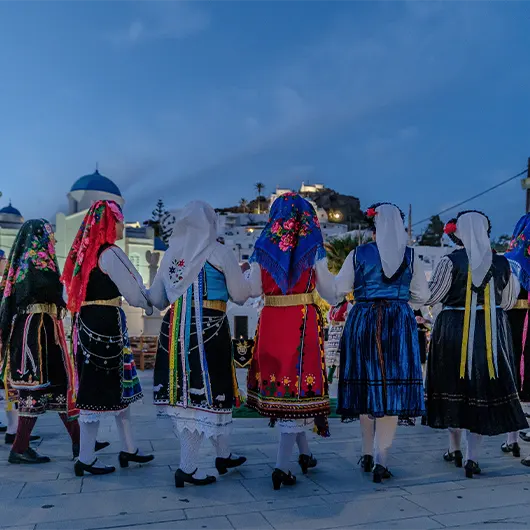 Vista bonita de bailarines de Orestiada Grecia con trajes folclóricos tradicionales Vista bonita de bailarines de Orestiada Grecia con trajes folclóricos tradicionales