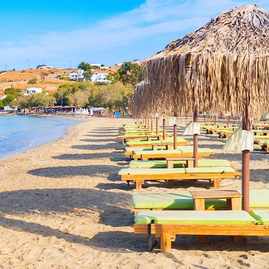 Bela vista da praia romântica em ilha grega Bela vista da praia romântica em ilha grega