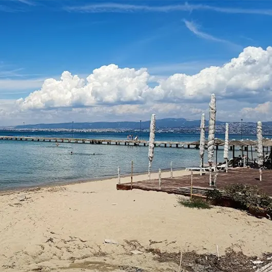 Μια όμορφη θέα της παραλίας Περαιά Μια όμορφη θέα της παραλίας Περαιά