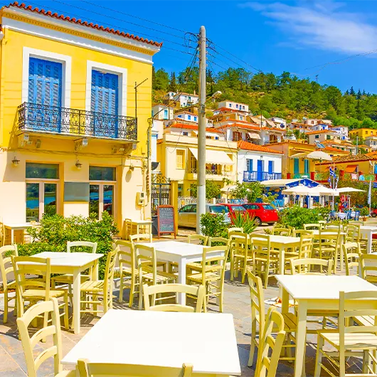 Belle vue du restaurant traditionnel sur l'île de Poros Belle vue du restaurant traditionnel sur l'île de Poros