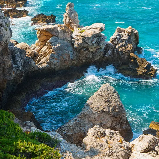 Belle vue de la côte méditerranéenne par une journée ensoleillée et venteuse Belle vue de la côte méditerranéenne par une journée ensoleillée et venteuse
