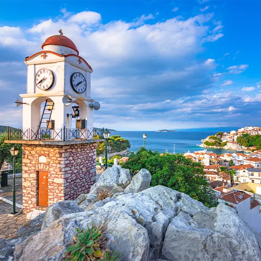 Bela vista da cidade antiga de Chora na ilha de Skiathos Bela vista da cidade antiga de Chora na ilha de Skiathos