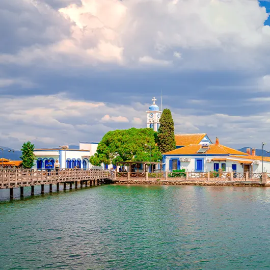Μια όμορφη θέα της πλωτής μονής του Αγίου Νικολάου στο Πόρτο Λάγος Μια όμορφη θέα της πλωτής μονής του Αγίου Νικολάου στο Πόρτο Λάγος