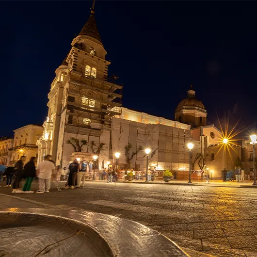 Une belle vue d'Acireale la nuit Une belle vue d'Acireale la nuit