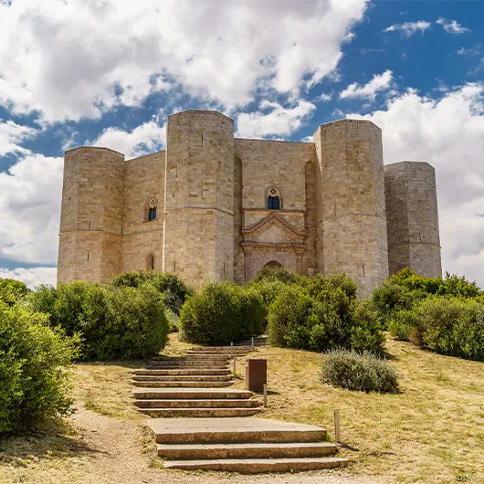 Une belle vue de la cathédrale San Ciriaco et de San Gregorio Illuminatore Une belle vue de la cathédrale San Ciriaco et de San Gregorio Illuminatore