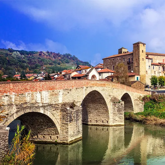 Una bella vista del monastero e castello di Bormida nella regione di Asti Una bella vista del monastero e castello di Bormida nella regione di Asti