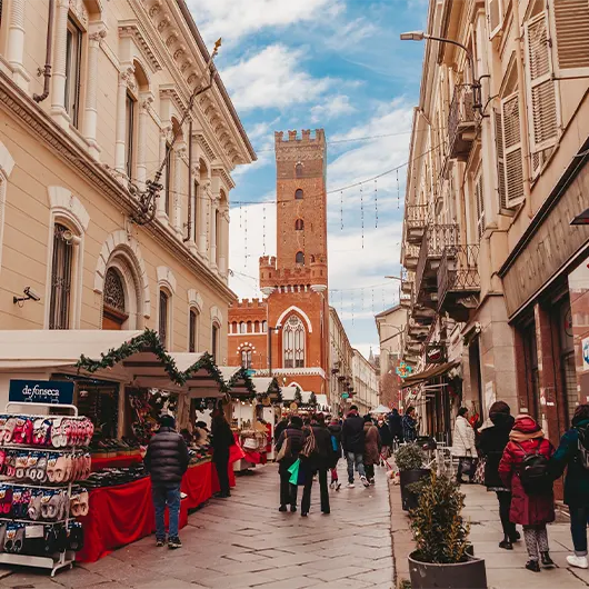 Una bella vista della piazza principale di Asti Una bella vista della piazza principale di Asti