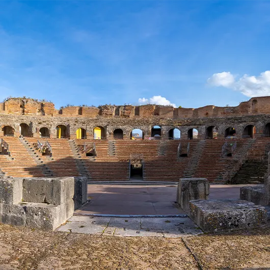 Une belle vue du théâtre romain de Bénévent Une belle vue du théâtre romain de Bénévent