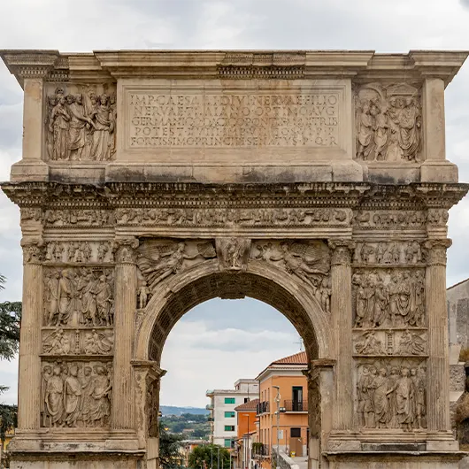 Une belle vue de l'arche de Trajan Une belle vue de l'arche de Trajan