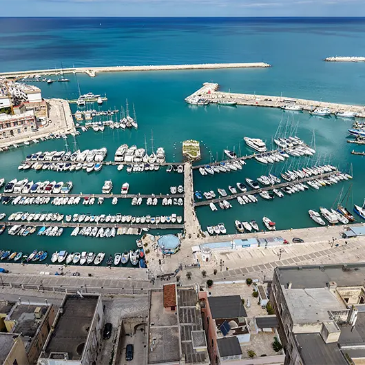 Une belle vue du port de Bisceglie Une belle vue du port de Bisceglie