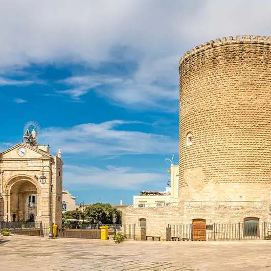 Une belle vue de la porte Baresana et de la tour Angioine Une belle vue de la porte Baresana et de la tour Angioine