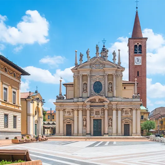 Una bella vista di piazza San Giovanni con la Basilica di San Giovanni Battista Una bella vista di piazza San Giovanni con la Basilica di San Giovanni Battista