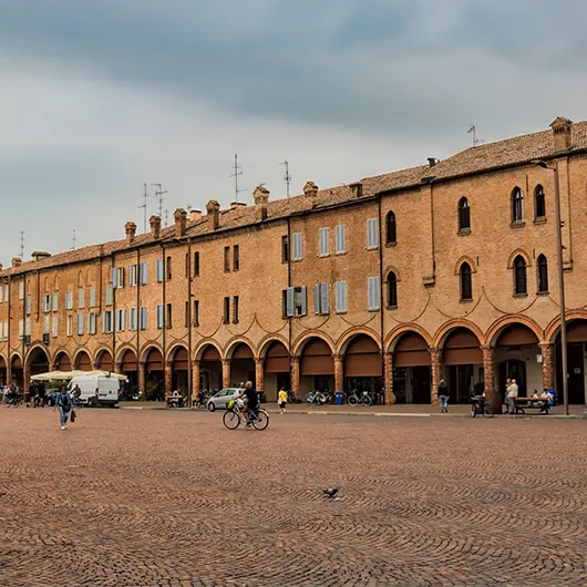 Una bella vista della Piazza dei Martiri allungata Una bella vista della Piazza dei Martiri allungata