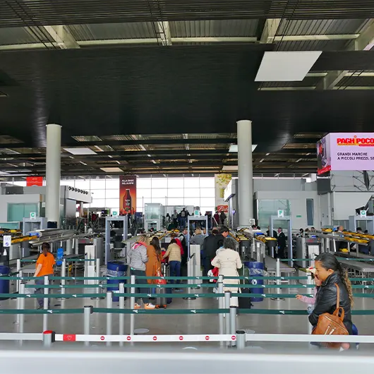 Una bella vista della sala partenze dell’aeroporto di Catania Una bella vista della sala partenze dell’aeroporto di Catania