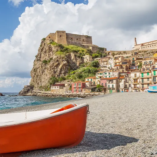 Uma bela vista da praia de Scilla com o Castello Ruffo Uma bela vista da praia de Scilla com o Castello Ruffo