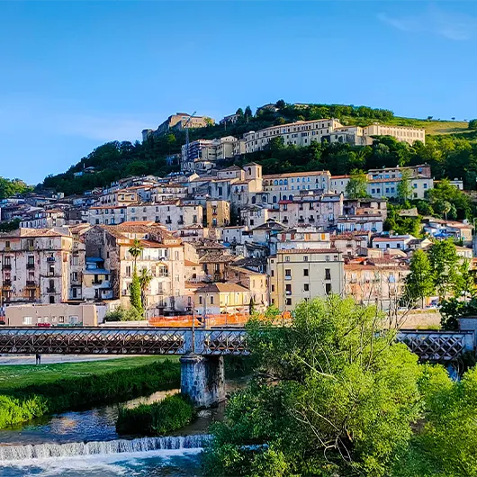 Uma bela vista da cidade antiga italiana Cosenza Uma bela vista da cidade antiga italiana Cosenza