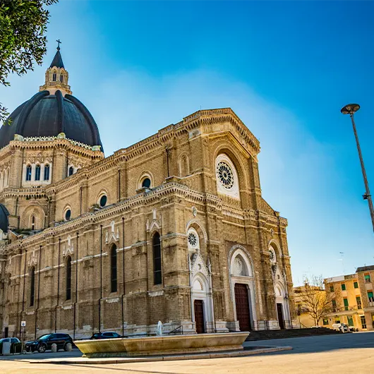 Une belle vue de la cathédrale San Pietro Apostolo Une belle vue de la cathédrale San Pietro Apostolo