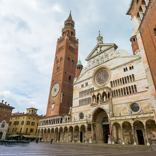 Una bella vista della Cattedrale dell’Assunzione della Beata Vergine Maria e del campanile Una bella vista della Cattedrale dell’Assunzione della Beata Vergine Maria e del campanile
