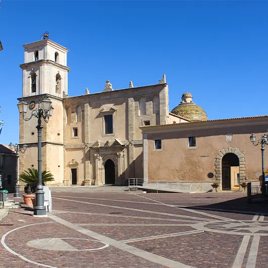 Une belle vue de l'église de Santa Severina Une belle vue de l'église de Santa Severina