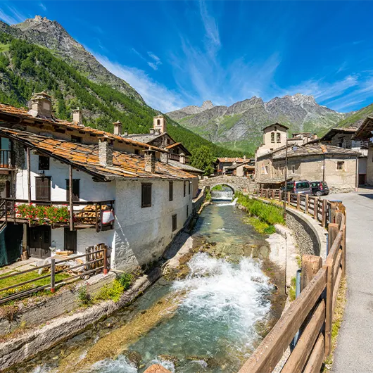 Une belle vue du village de Chianale Une belle vue du village de Chianale