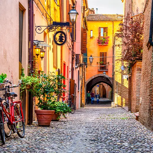 Una bella vista di una stretta via accogliente a Ferrara Una bella vista di una stretta via accogliente a Ferrara