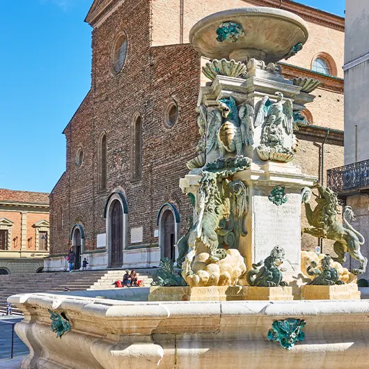 Una bella vista della Cattedrale di San Pietro Apostolo e della fontana in Piazza Libertà Una bella vista della Cattedrale di San Pietro Apostolo e della fontana in Piazza Libertà