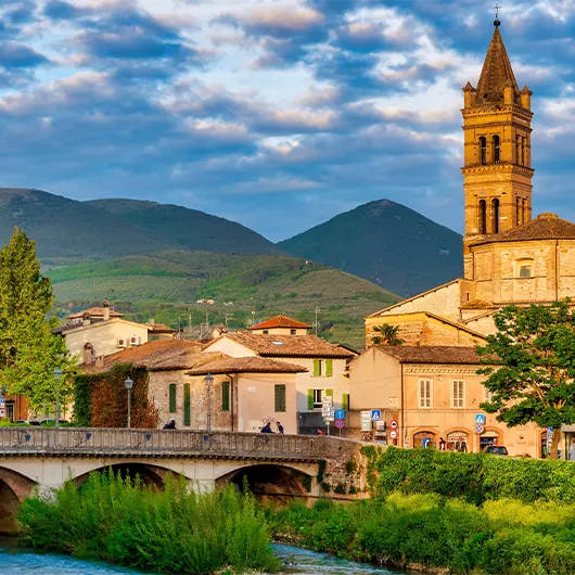 Une belle vue de la rivière Topino et de l'église San Giacomo Une belle vue de la rivière Topino et de l'église San Giacomo