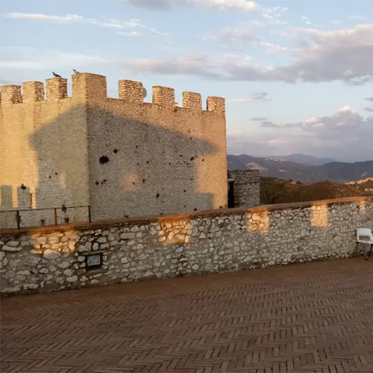 Una vista bonita del Castello Orsini Cesi Borghese Una vista bonita del Castello Orsini Cesi Borghese
