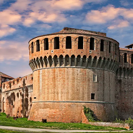 Une belle vue de l'ancien château Rocca Sforzesca Une belle vue de l'ancien château Rocca Sforzesca