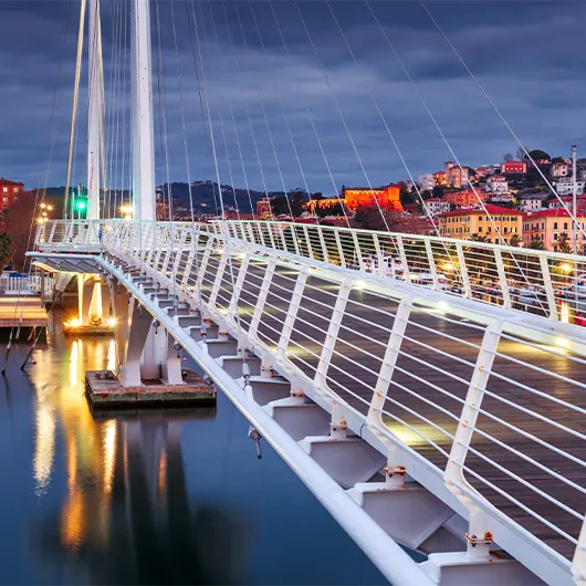 Une belle vue de la ligne d'horizon et du pont depuis le port au crépuscule Une belle vue de la ligne d'horizon et du pont depuis le port au crépuscule
