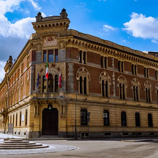Une belle vue du palais historique accueillant la mairie Une belle vue du palais historique accueillant la mairie