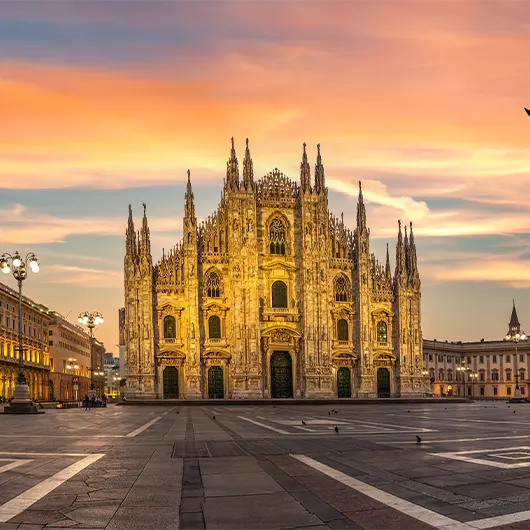 Une belle vue de la place Duomo et de la cathédrale de Milan Une belle vue de la place Duomo et de la cathédrale de Milan