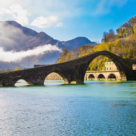 Una bella vista di un elegante ponte medievale Una bella vista di un elegante ponte medievale