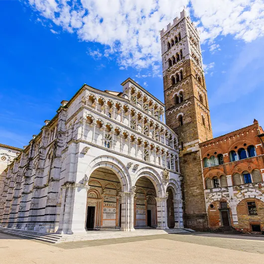 Una bella vista della facciata e del campanile del Duomo di Lucca Una bella vista della facciata e del campanile del Duomo di Lucca