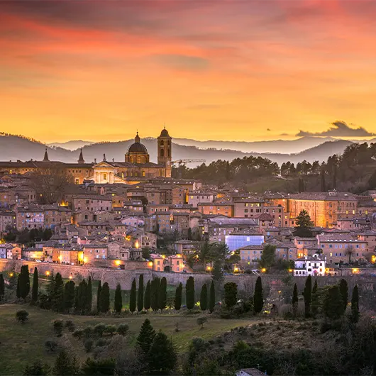 Une belle vue d'Urbino ville fortifiée médiévale en Italie Une belle vue d'Urbino ville fortifiée médiévale en Italie
