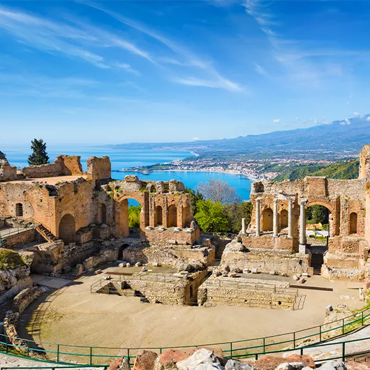 Une belle vue des ruines du théâtre grec antique de Taormina Une belle vue des ruines du théâtre grec antique de Taormina