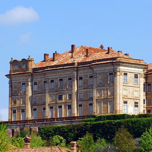 Une belle vue du château antique au sommet de la ville Une belle vue du château antique au sommet de la ville